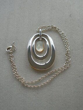 Avon - Multi Ring Pendant Necklace   1125
